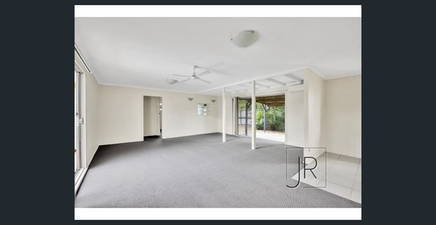 Spacious Waterfront Family Home in Broadbeach Waters - Photo 1