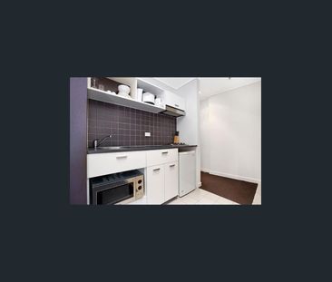 Fully furnished studio apartment in prime location with water and g... - Photo 2