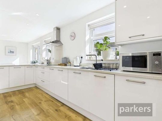 Pensclose, Witney, Oxfordshire, OX28 - Photo 1