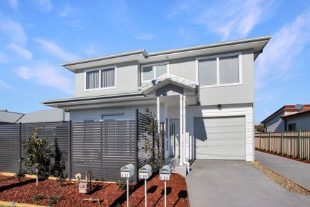 As New Townhouse in Prime Location! - Photo 3