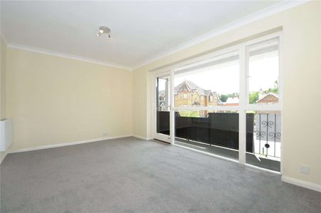 First floor maisonette set over two floors offering three bedrooms in the centre of Sunningdale. - Photo 2