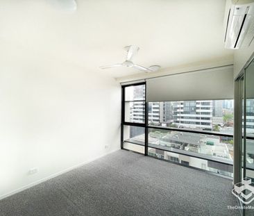 Spacious 3-Bedroom Apartment in Prime South Brisbane Location - Photo 2