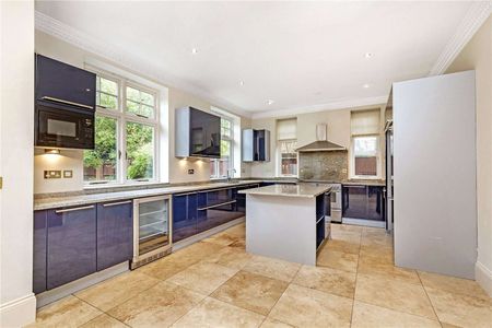 A stunning gated family home with off-street parking and generous gardens backing on to Richmond Park. - Photo 4