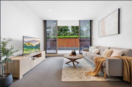 Modern, Bright & Spacious Balcony| Pool & Gym Facilities | Prime Epping Location - Photo 2