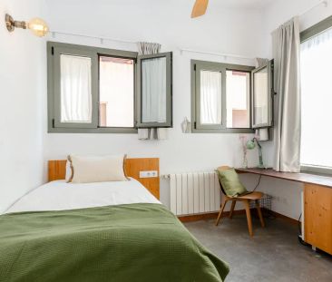 Room in a shared 10-bedroom apartment for rent in El Baix Guinardó, Barcelona, all bills included. - Photo 2