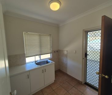 3 BEDROOM, 1 BATHROOM DUPLEX IN BRAITLING - SPACIOUS AND LIGHT-FILLED - Photo 4