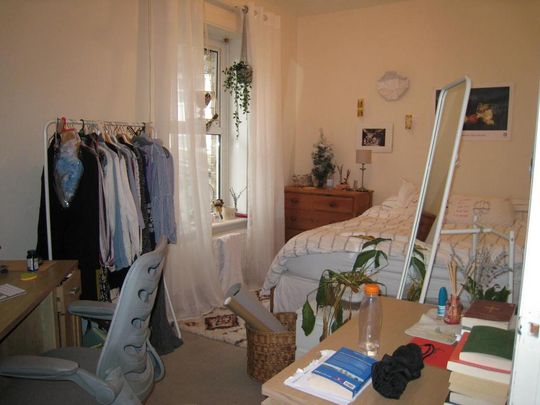 4 bedroom semi-detached house to rent - Photo 1