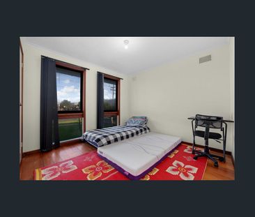 Conveniently Located Family Home Opposite Werribee Secondary College! - Photo 5