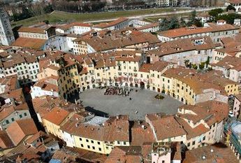 Ampio appartamento con terrazzino libero da metà marzo 2026 !