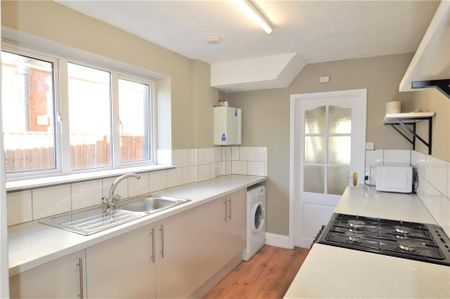 4 bedroom semi-detached house to rent - Photo 5