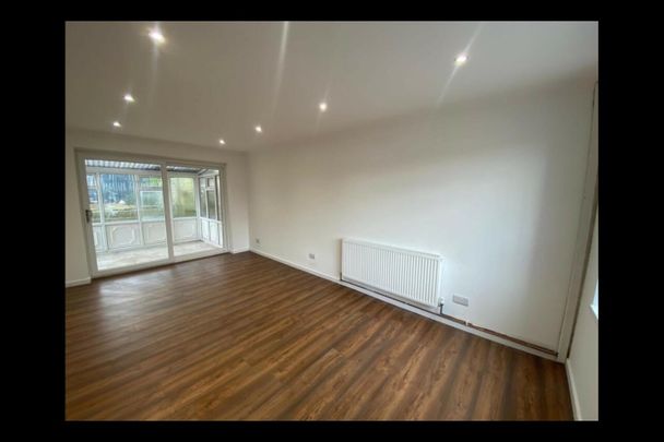 3 Bed Semi-Detached House, Leeds, LS16 - Photo 1