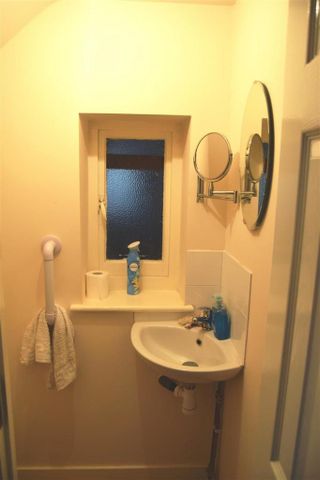 4 bedroom semi-detached house to rent - Photo 4