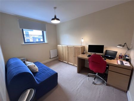 Sunderland Place, Farnborough, GU14 - Photo 4