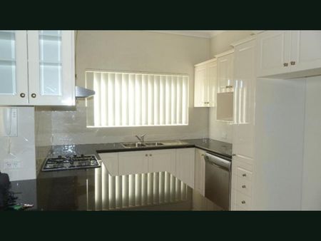 3 Bedroom townhouse in great location - Photo 4