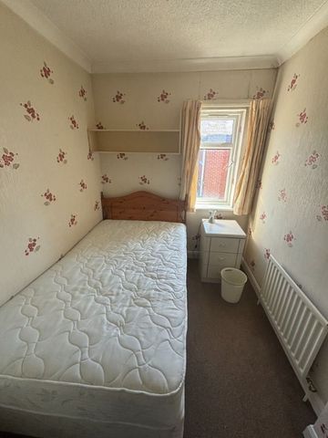 34 Ebor Parade, Belfast BT12 6NS - Photo 3