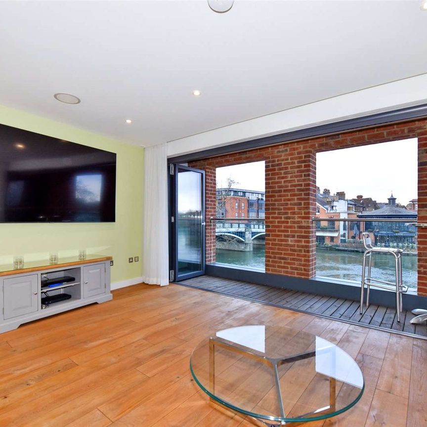A stunning riverside townhouse with roof garden offering views of Eton and the River Thames. - Photo 1