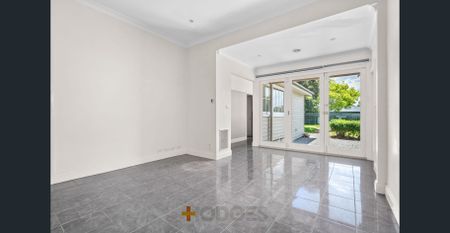 Stylish Californian Looking Into The Sun - Photo 2