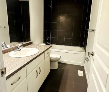 Condo Townhouse For Lease | X8458882 - Photo 3