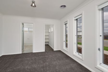 Modern Elegance and Everyday Comfort - Photo 2