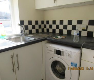 2 bedroom end of terrace house to rent - Photo 2