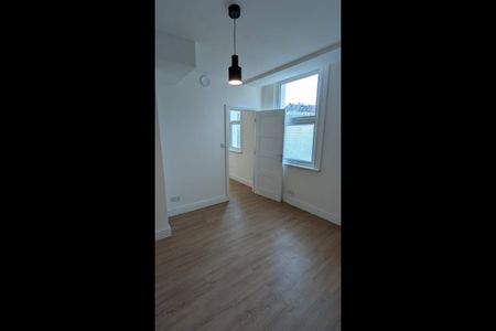 2 Bed Flat, Harpenden Road, SE27 - Photo 4