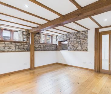2 bedroom character property to rent - Photo 2