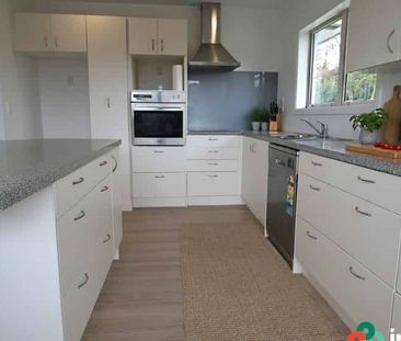 Spacious 3-Bedroom Family Home in Avondale - Photo 4