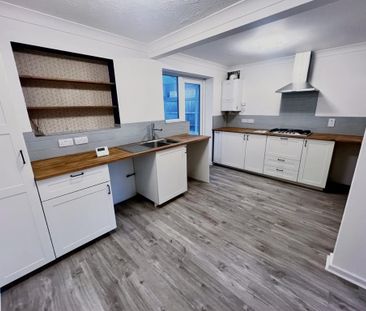 3 bedroom semi-detached house to rent - Photo 6