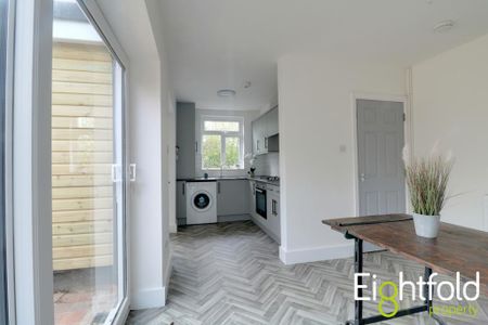 5 bedroom end of terrace house to rent - Photo 2