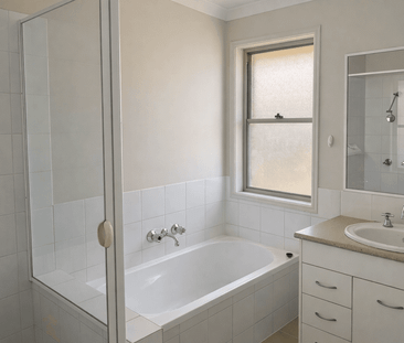 Spacious Family Home with Air-Conditioning & Outdoor Entertaining!! - Photo 3