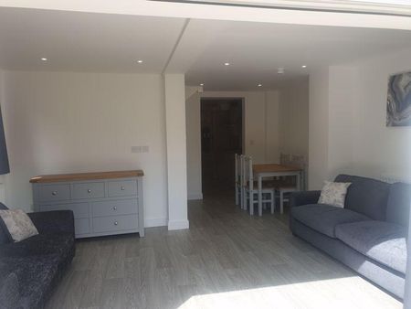 1 bedroom in a house share to rent - Photo 2