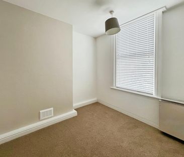 2 bedroom Flat To Let - Photo 1
