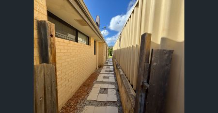 🌿 Low-Maintenance Living in a Quiet Ridgewood Street - Photo 3