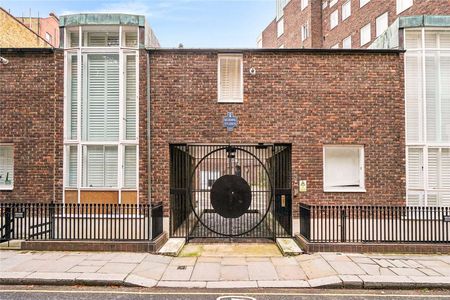 A beautiful and newly refurbished mews house located just off Sloane Square. - Photo 2