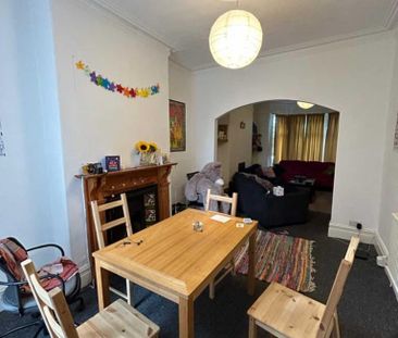 4 bedroom semi-detached house to rent - Photo 2