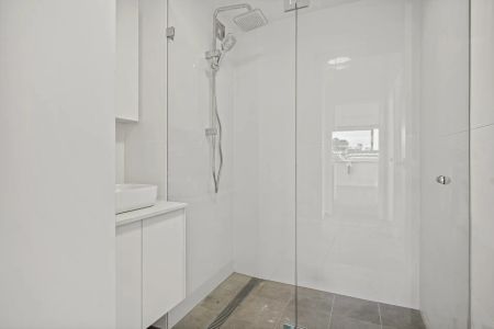 Renovated Apartment with Harbourviews - Photo 4