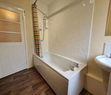 3 bedroom flat to rent - Photo 3