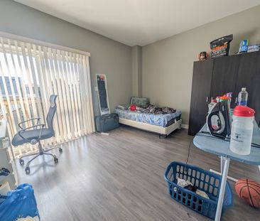 **ALL INCLUSIVE** STUDENTS/YOUNG PROFESSIONAL ROOM FOR RENT IN A ST... - Photo 1