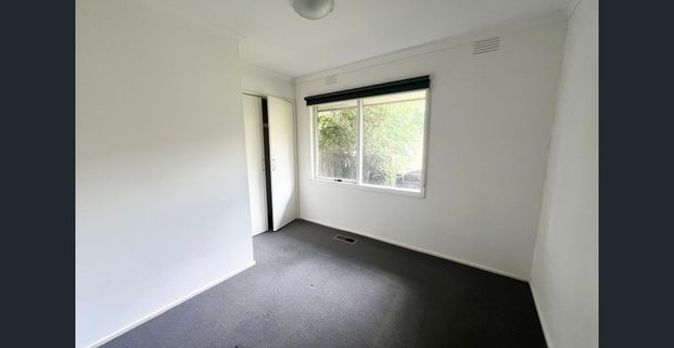 Comfortable 3 Bedroom Home in a Prime Location!! - Photo 1