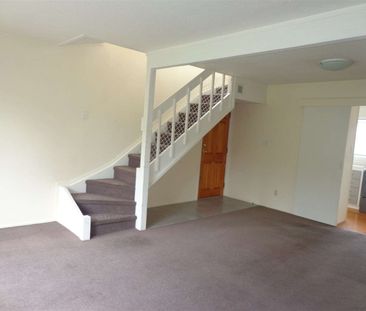 3 BEDROOM TOWNHOUSE IN GREAT LOCATION - Photo 3