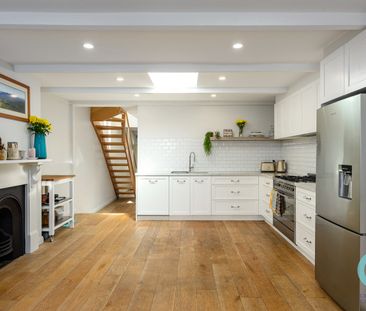 SPACIOUS CONTEMPORARY TERRACE IN PRIME LOCATION - Photo 4