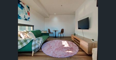 FULLY FURNISHED - RENOVATED - ALBERT PARK & PORT PHILLIP BAY VIEWS - PARKING - MOVE-IN READY! - Photo 3