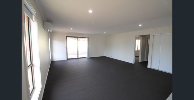Modern 4 Bedroom Home - Photo 1