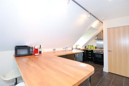 2 bedroom Flat in Whitegates, Winnersh - Photo 5