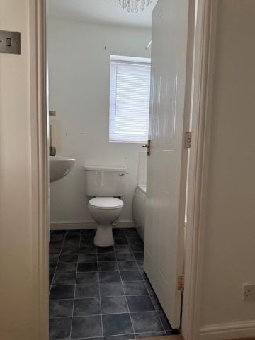 3 Bed Semi-Detached House, Cole Street, M40 - Photo 5