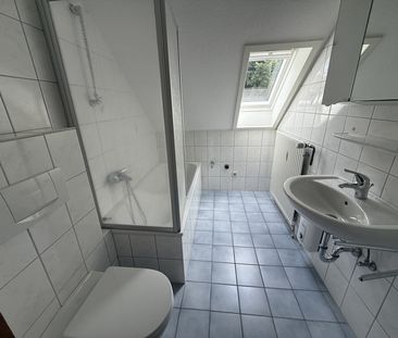 Helle Dachgeschosswohnung in Husum mit geräumiger Loggia! - Photo 4