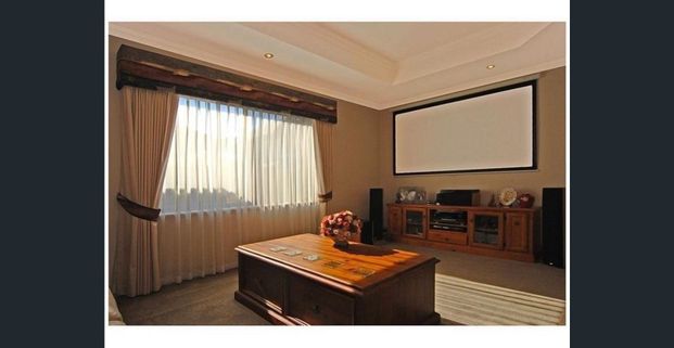 EXECUTIVE LIVING - Photo 1