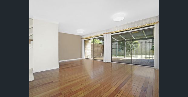 Townhouse set in a peaceful & leafy complex. - Photo 1