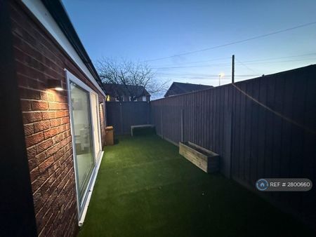 3 bedroom semi-detached house to rent - Photo 3