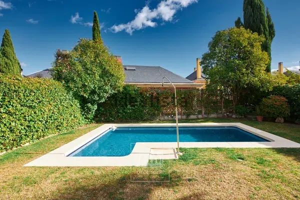 Alquiler de chalet adosado en Encinar de los Reyes - Photo 1